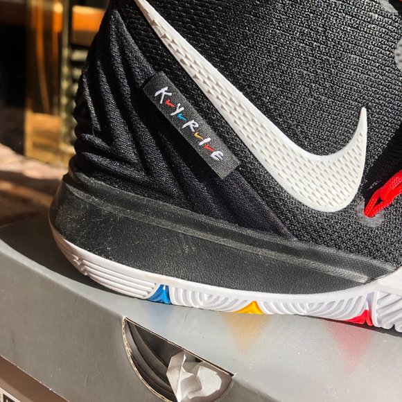 Nike Kyrie 5 x Friends - Picture 5 of 5